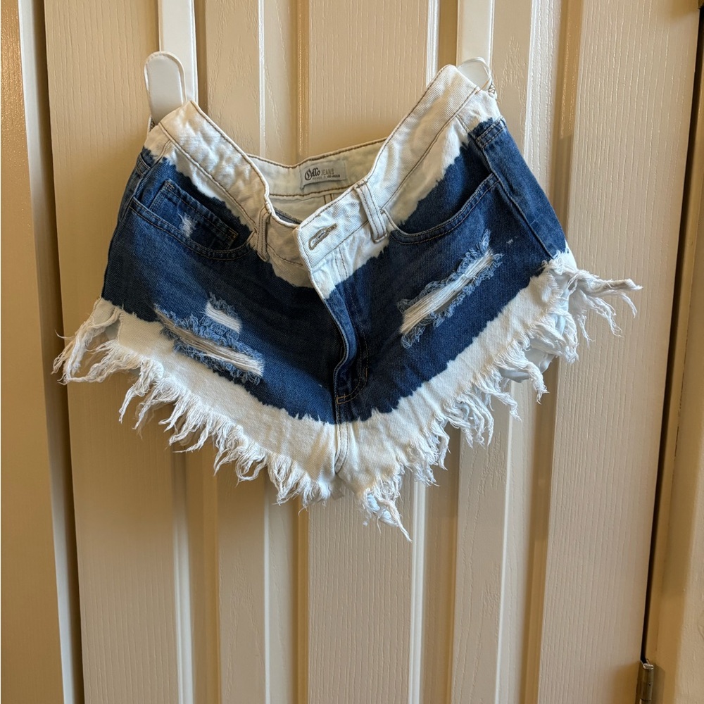 Cute shorty shorts with fringe and distressing
